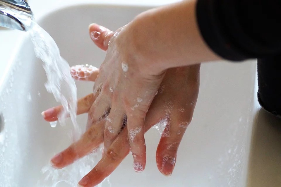 Para nos mantermos seguros e saudáveis, todos devemos  lavar as mãos frequentemente, desinfectar as superfícies e praticar o distanciamento social.   