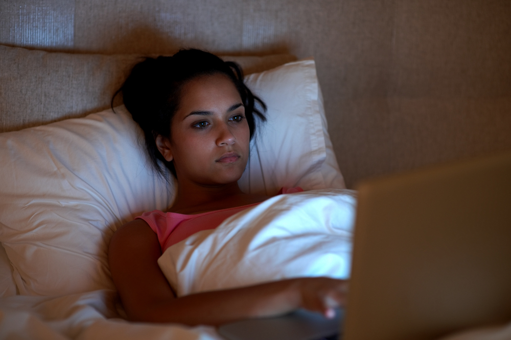 Isto é errado! Os computadores devem manter-se fora do quarto e os ecrans luminosos não devem ser usados para ler antes de dormir