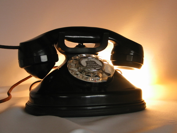 O cérebro é formado por células que conversam umas com as outras como se fossem pessoas a fazer um jogo do telefone gigante. Os problemas de pensamento podem aparecer quando as mensagens deste jogo do telefone gigante ficam distorcidas.