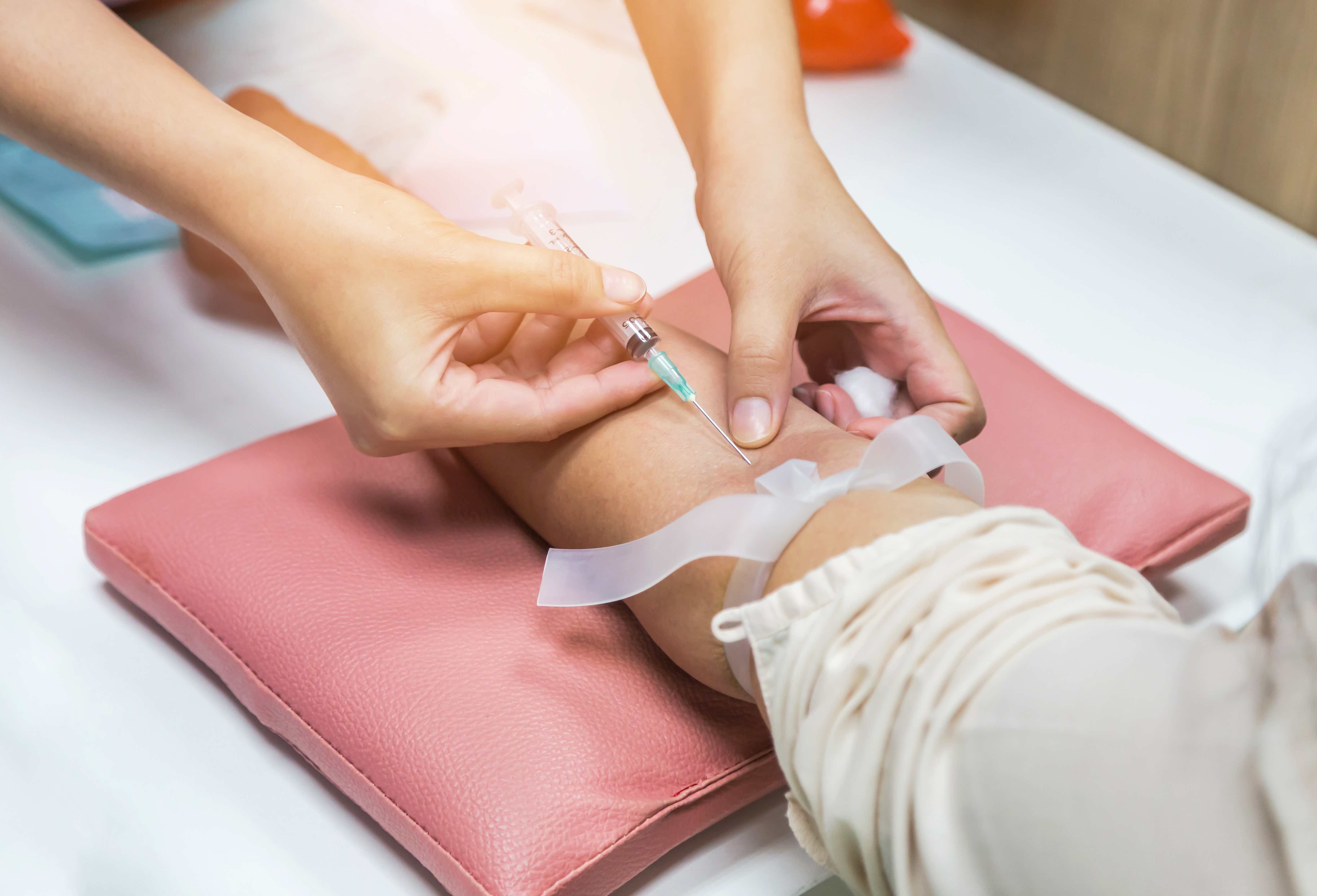 Contrariamente a anteriores biomarcadores para DH, este novo biomarcador pode ser analisado usando uma simples amostra de sangue.