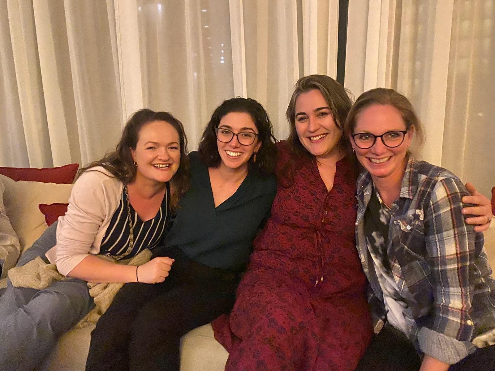 Investigadores de DH e editores da Buzz fazem uma pausa nos tweets para uma sessão de fotos! (Da esquerda para a direita: Dra. Lauren Byrne, Dra. Leora Fox, Dra. Rachel Harding, Dra. Tamara Maiuri). Crédito da foto: Karen Newman.