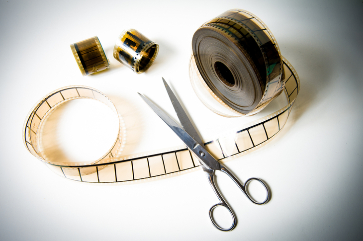 O splicing de ARN é um processo crucial nas células em que certas partes de uma molécula de mensagem de ARN são cortadas e removidas, enquanto os segmentos restantes são unidos novamente. Esta mensagem final de ARN contém apenas as instruções necessárias para a célula produzir uma proteína. Pode-se pensar nisso como editar um filme, onde as cenas indesejadas são cortadas e as restantes são combinadas para criar o filme final.