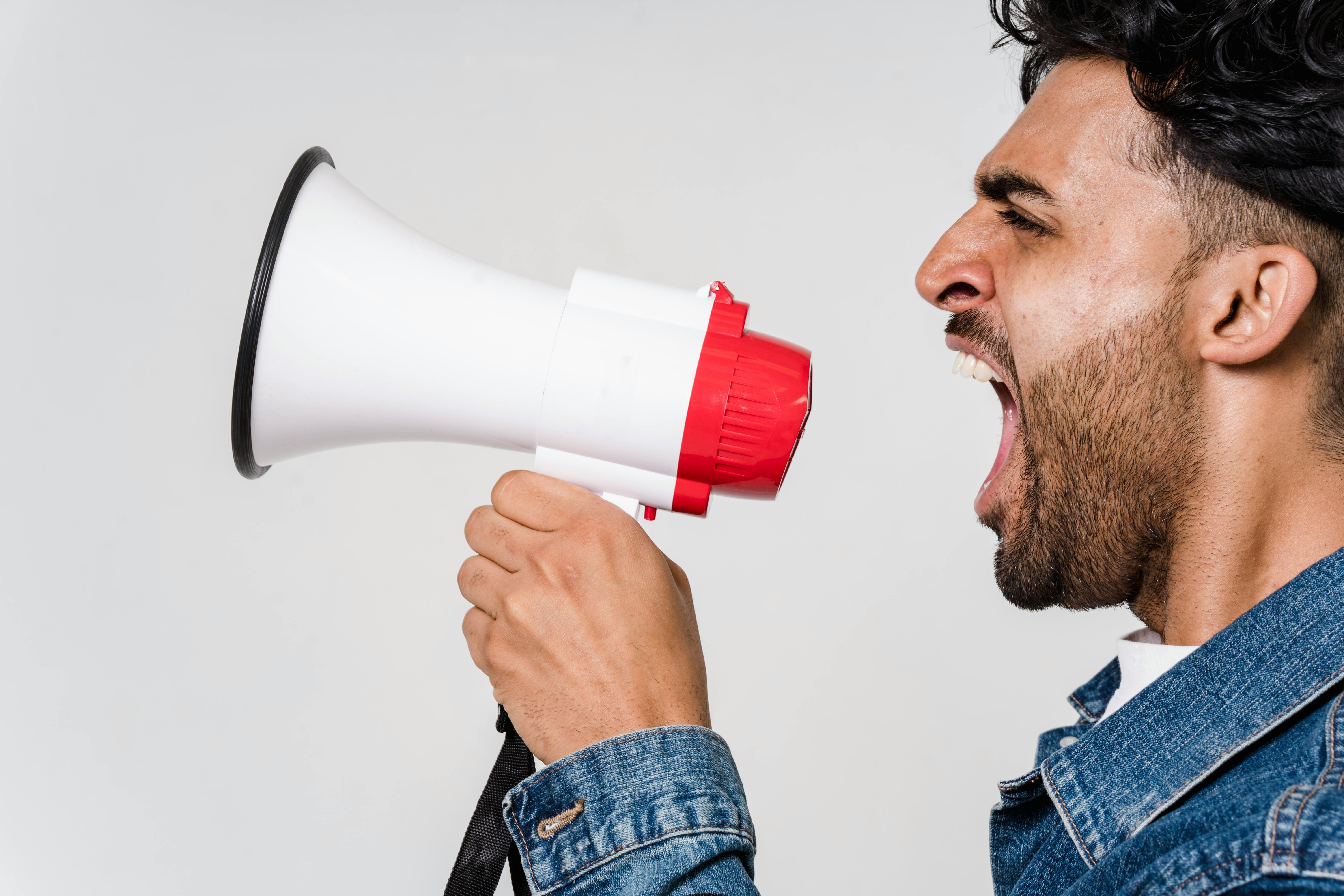 O Dalzanemdor é como dar um megafone às células cerebrais. Funciona aumentando o volume das mensagens moleculares transmitidas pelos receptores NMDA, que estão normalmente reduzidos na DH e causam problemas de pensamento e memória.