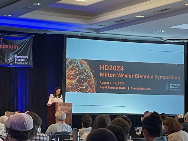 Meghan Donaldson, directora executiva da HDF, abriu o segundo dia da conferência com um discurso de boas-vindas que realçou a tenacidade e a perseverança dos investigadores da DH, características frequentemente observadas em pessoas que vivem com a DH, como o seu irmão Christopher, que faleceu recentemente de DH em fase avançada.