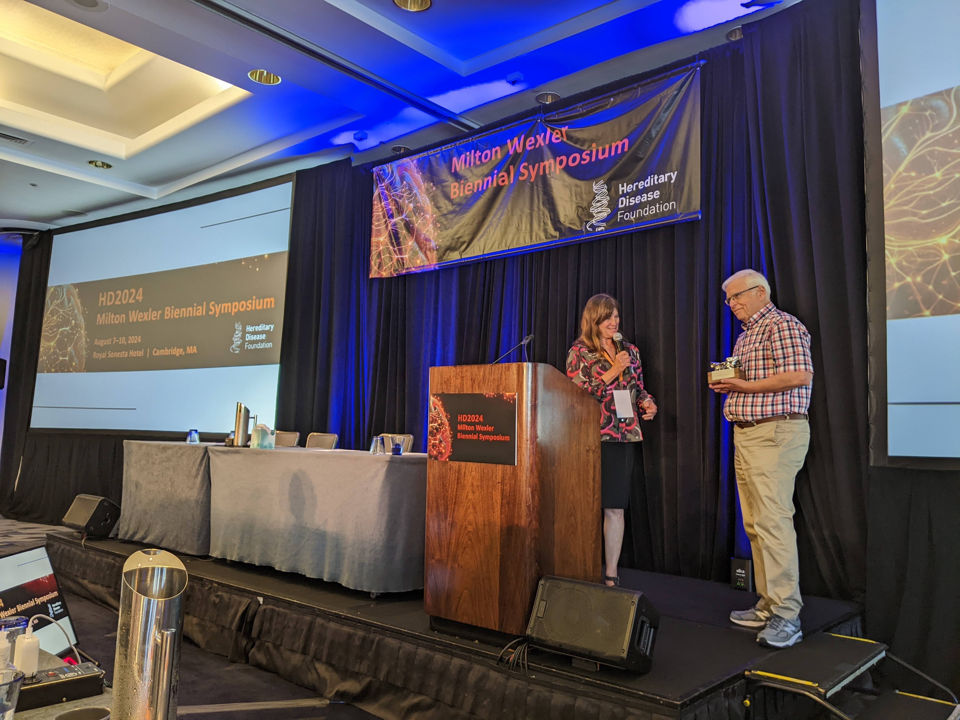 O Jim Gusella foi distinguido com o Prémio Leslie Gehry 2024 para a Inovação na Ciência. Jim é um investigador de longa data da DH - foi membro da equipa que identificou o gene que causa a DH e foi líder no grande estudo GeM-HD. Seria difícil encontrar um artigo de investigação sobre a DH que não citasse o seu trabalho. Atribuído a investigadores que tenham feito contribuições extraordinárias para a investigação da DH, Jim é um destinatário ideal.