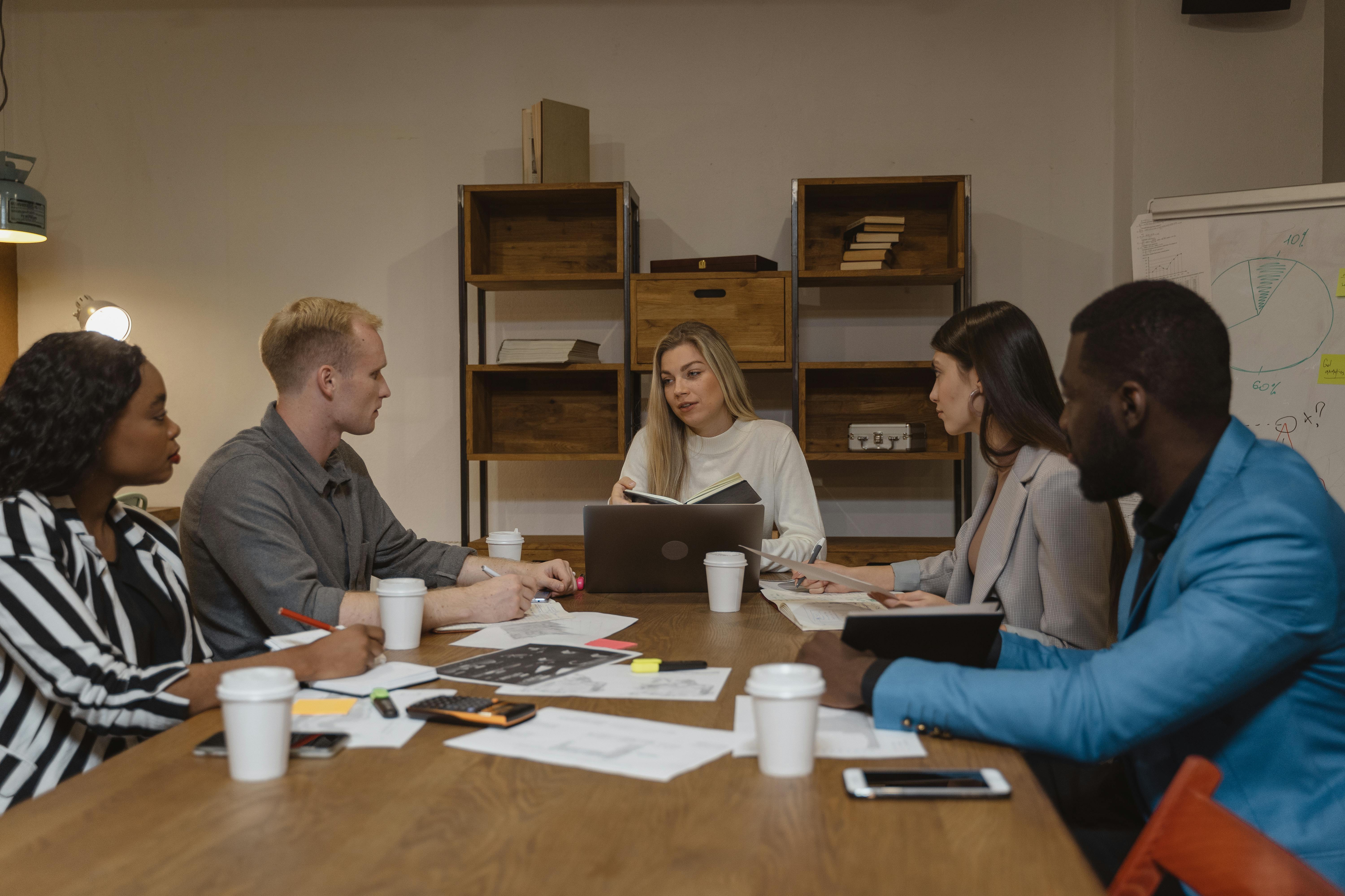 Os investigadores que estudam doenças semelhantes, como a DH e as Ataxias, podem aprender uns com os outros. Trabalhar em conjunto e aprender uns com os outros pode ajudar-nos a chegar mais rapidamente a tratamentos para várias doenças.