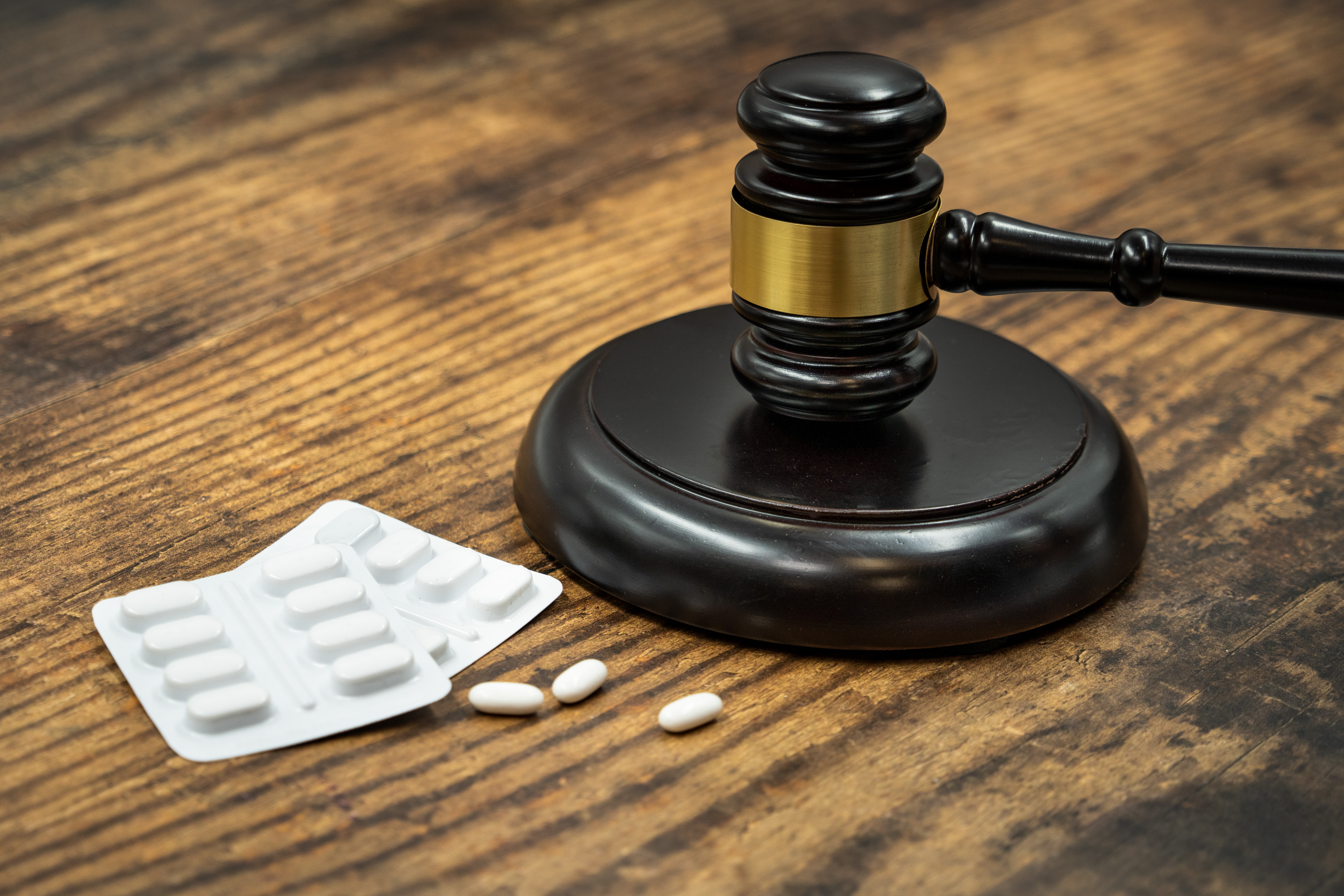 A Food and Drug Administration, também conhecida como FDA, é a agência reguladora nos Estados Unidos com controlo total sobre a aprovação de medicamentos, incluindo para a doença de Huntington.