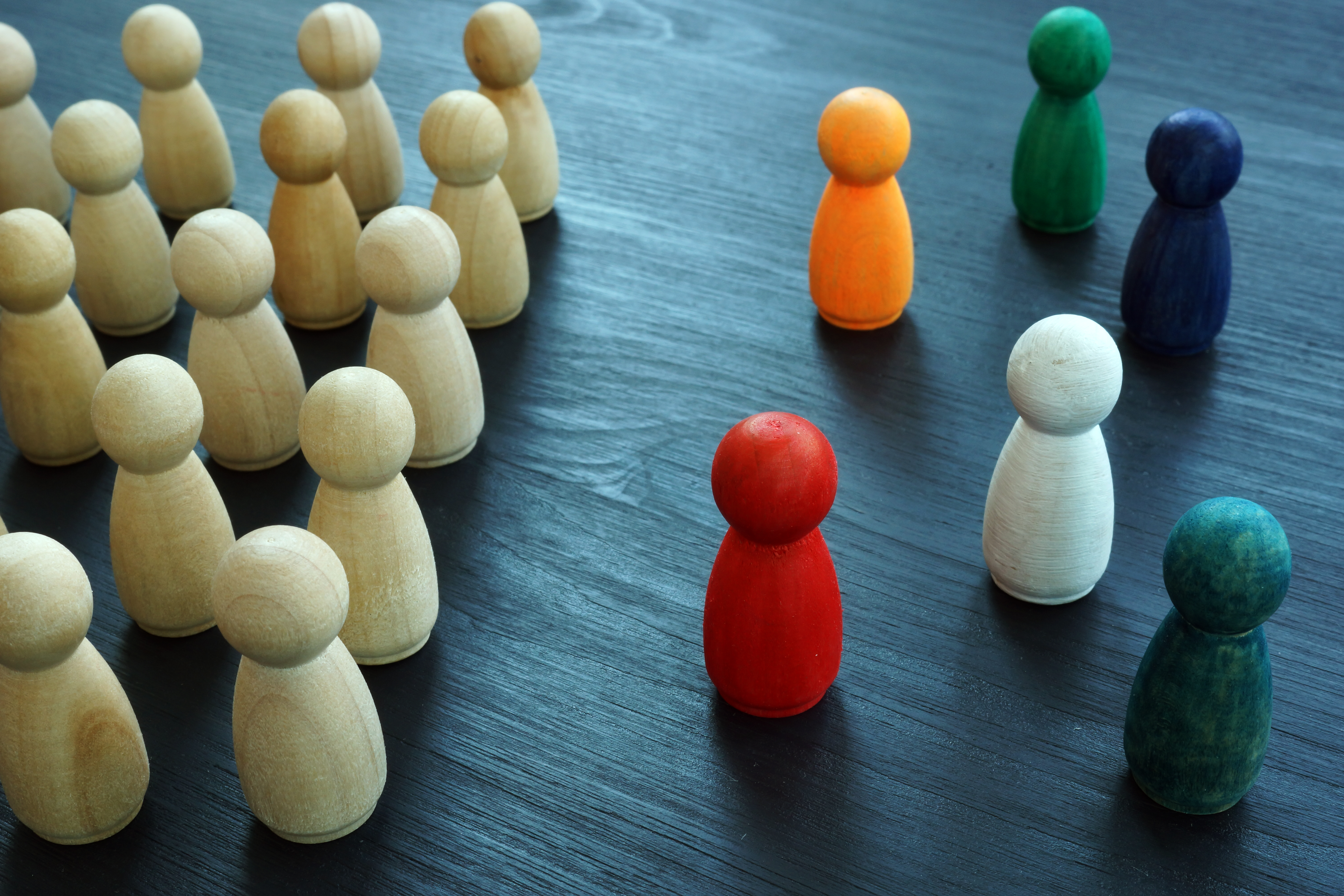 Os grupos raciais e étnicos minoritários estão provavelmente sub-representados na base de dados clínicos ENROLL-HD, o que significa que as disparidades raciais na doença de Huntington estão provavelmente subestimadas.