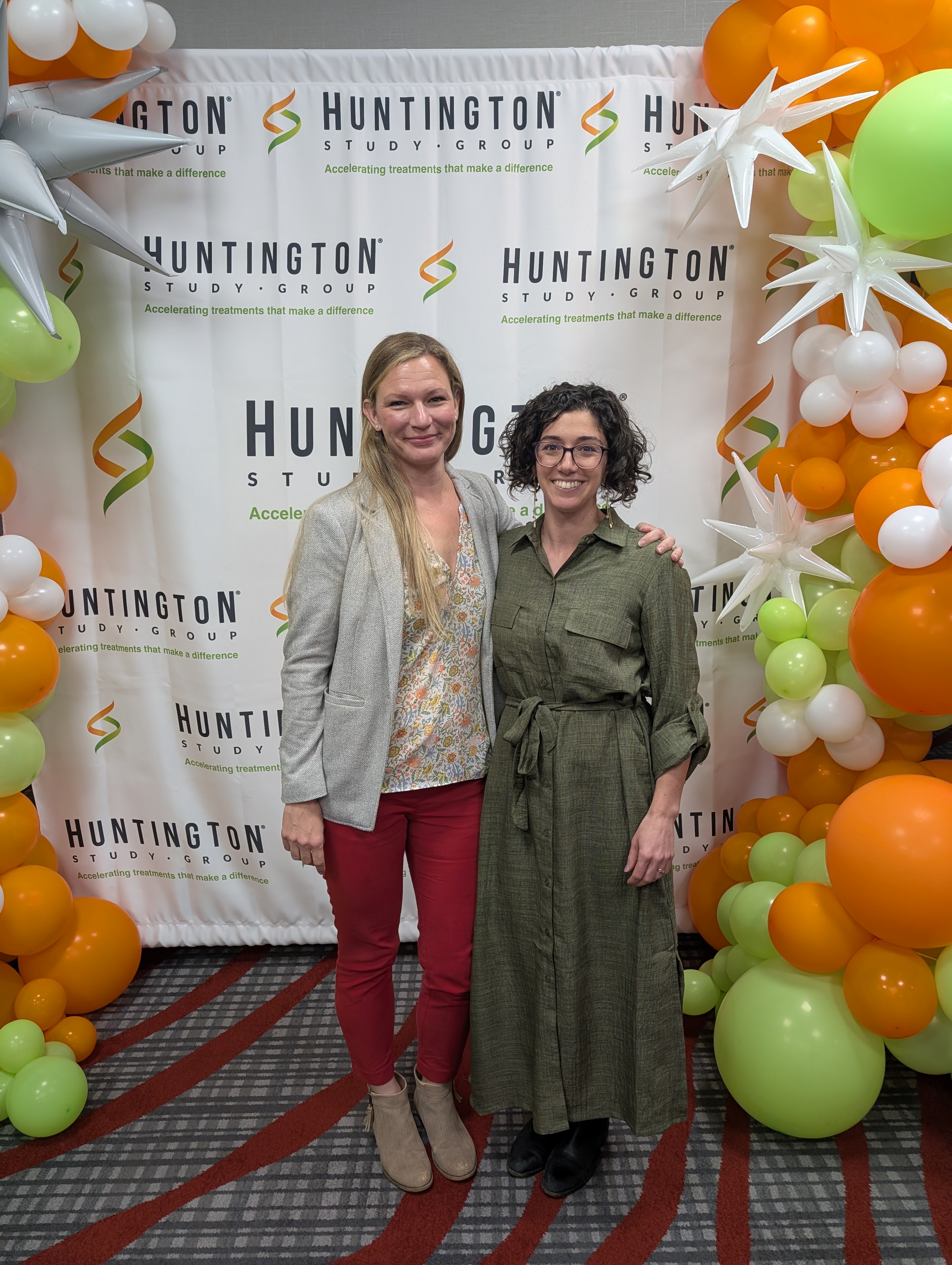 Sarah e Leora, do HDBuzz, tweetaram o evento em direto para trazer à comunidade da DH as últimas actualizações sobre a investigação e os ensaios clínicos da doença de Huntington!