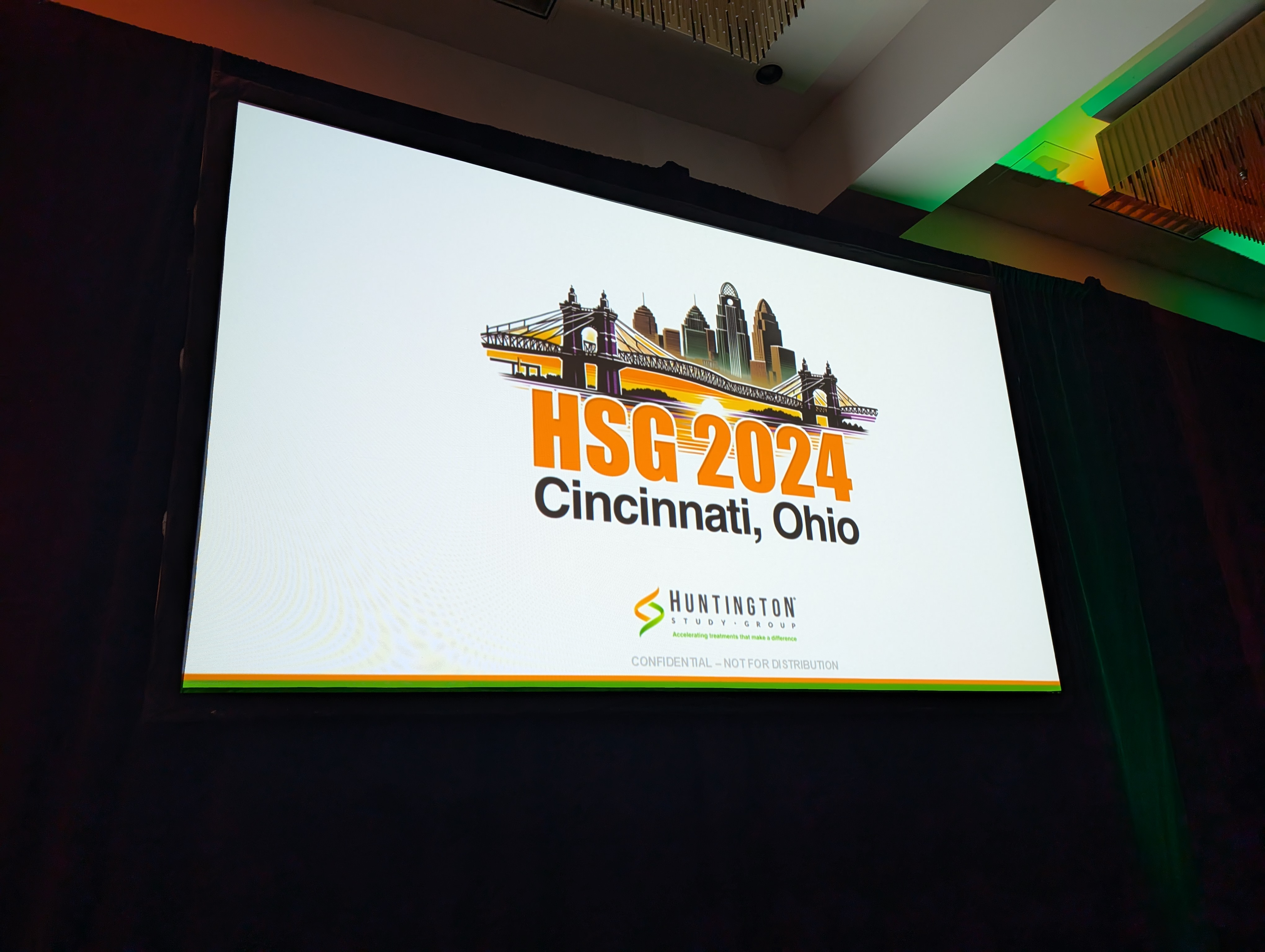 O Grupo de Estudos de Huntington realiza uma conferência anual, que tem lugar em Cincinnati em 2024. Este encontro inclui dois dias direcionados para investigadores, clínicos e indústria, que se centram em actualizações científicas e de investigação. O terceiro dia centra-se nas famílias com doença de Huntington, onde podem ouvir os especialistas sobre as actualizações da investigação e dos ensaios clínicos.