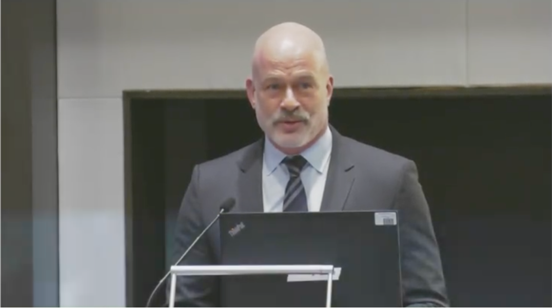 O Dr. Arik Johnson, Diretor Executivo Interino e Diretor de Missão da Huntington's Disease Society of America, fez o discurso de abertura, agradecendo a participação de todos neste importante evento que reuniu 200 pessoas afectadas pela DH numa conversa direta com a Food and Drug Administration dos Estados Unidos.