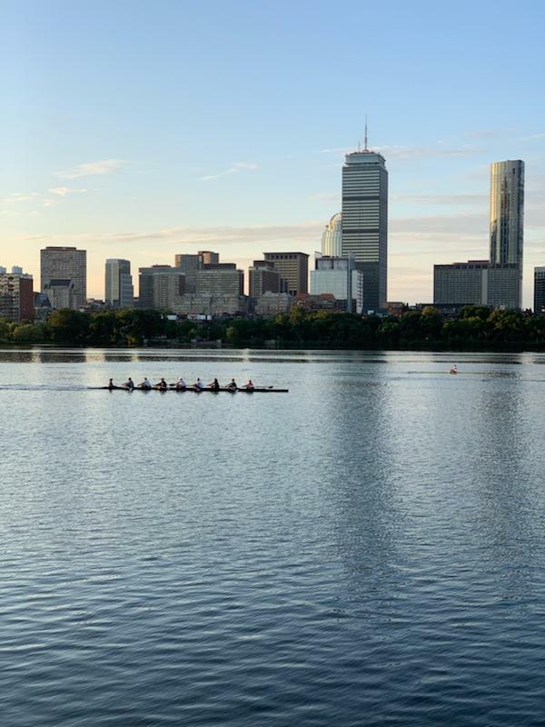 Investigadores da DH de todo o mundo reúnem-se de dois em dois anos em Boston, com vista para o rio Charles, para partilharem a sua investigação e aprenderem uns com os outros, de modo a podermos remar para mais perto de um tratamento para a DH.  