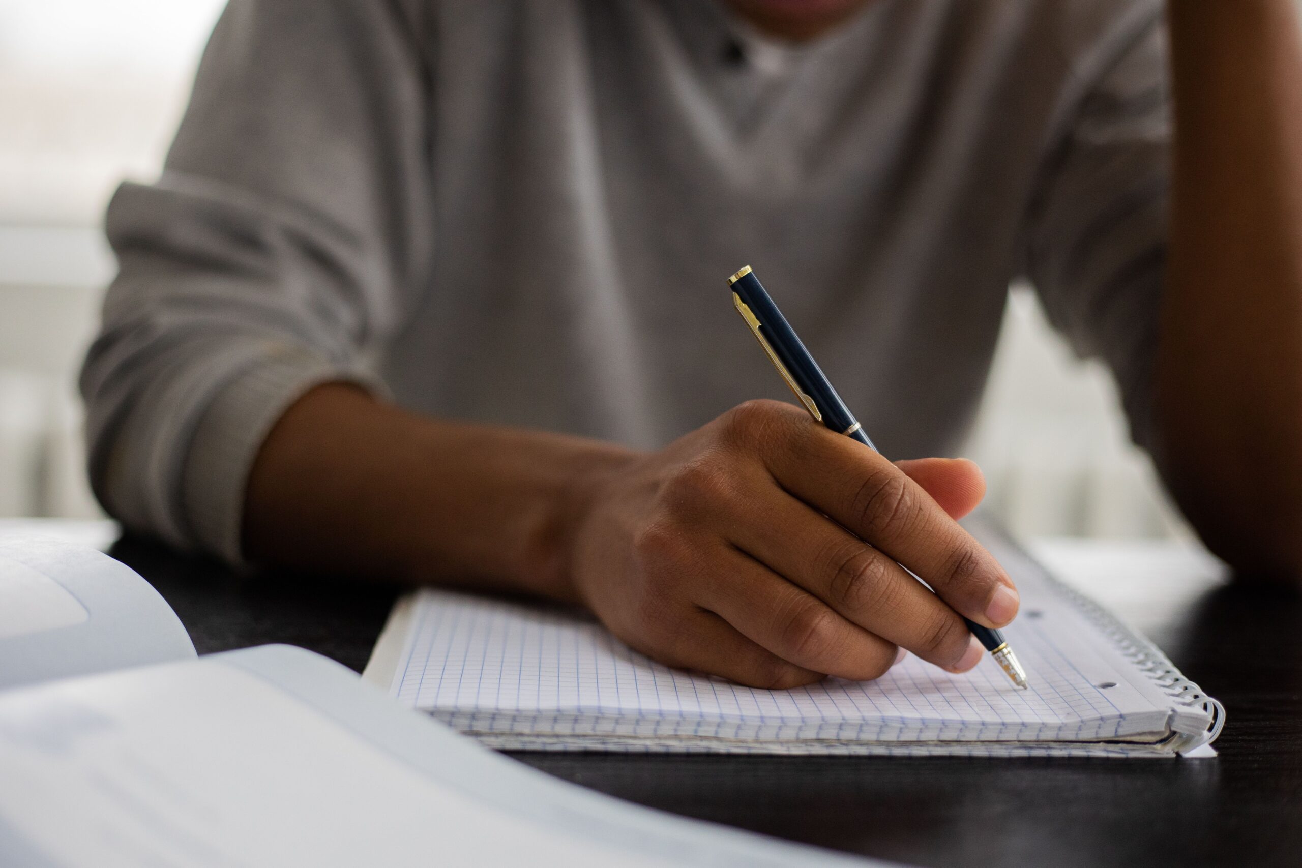 O Prémio HDBuzz 2026 para Jovens Escritores de Ciência está aberto!